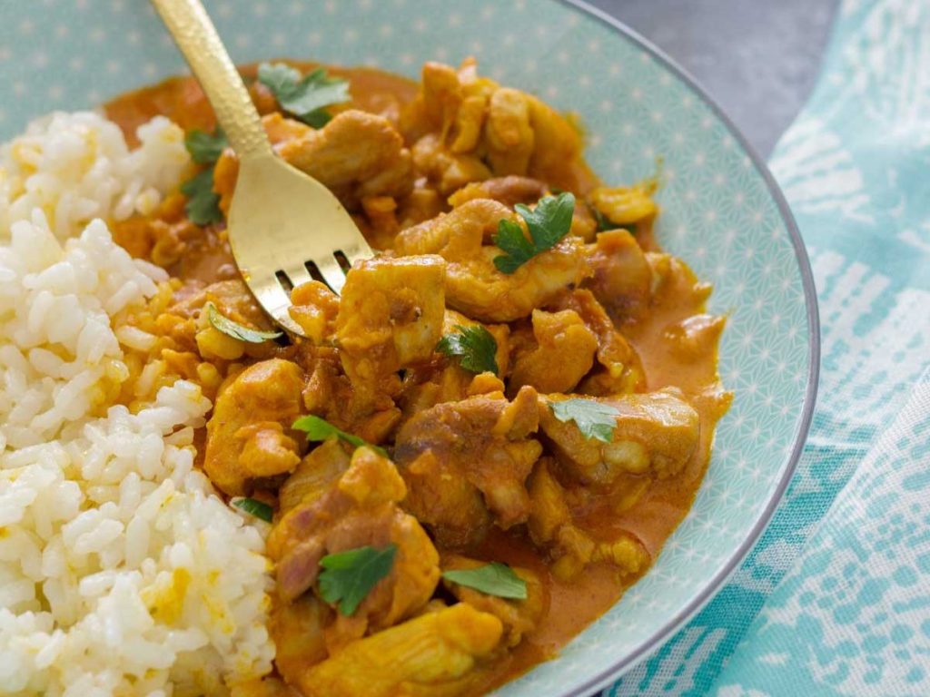 Curry e pollo su tavola: cucina d'Italia