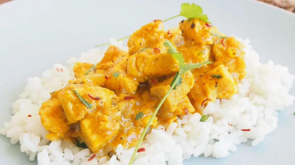 Spezie intorno al pollo al curry: aroma italiano